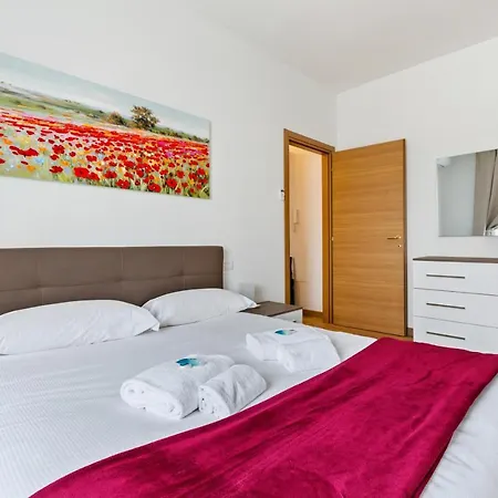 Apartament Red Subway Line Modern Flat